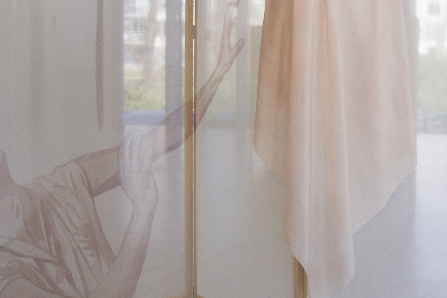 BIld. Titel: >Motstånd. Te, organza, siden, trästruktur.
